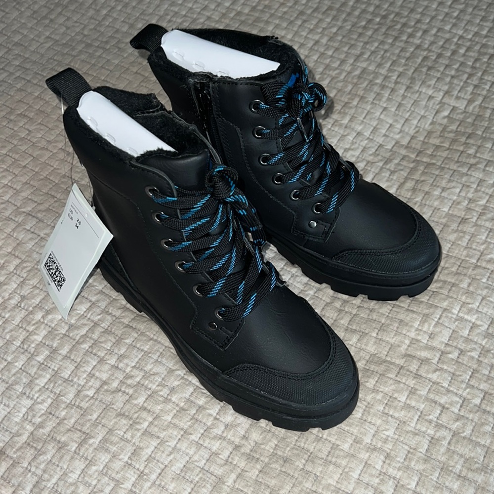 Kids H&M boots size 2.5. NWT!
